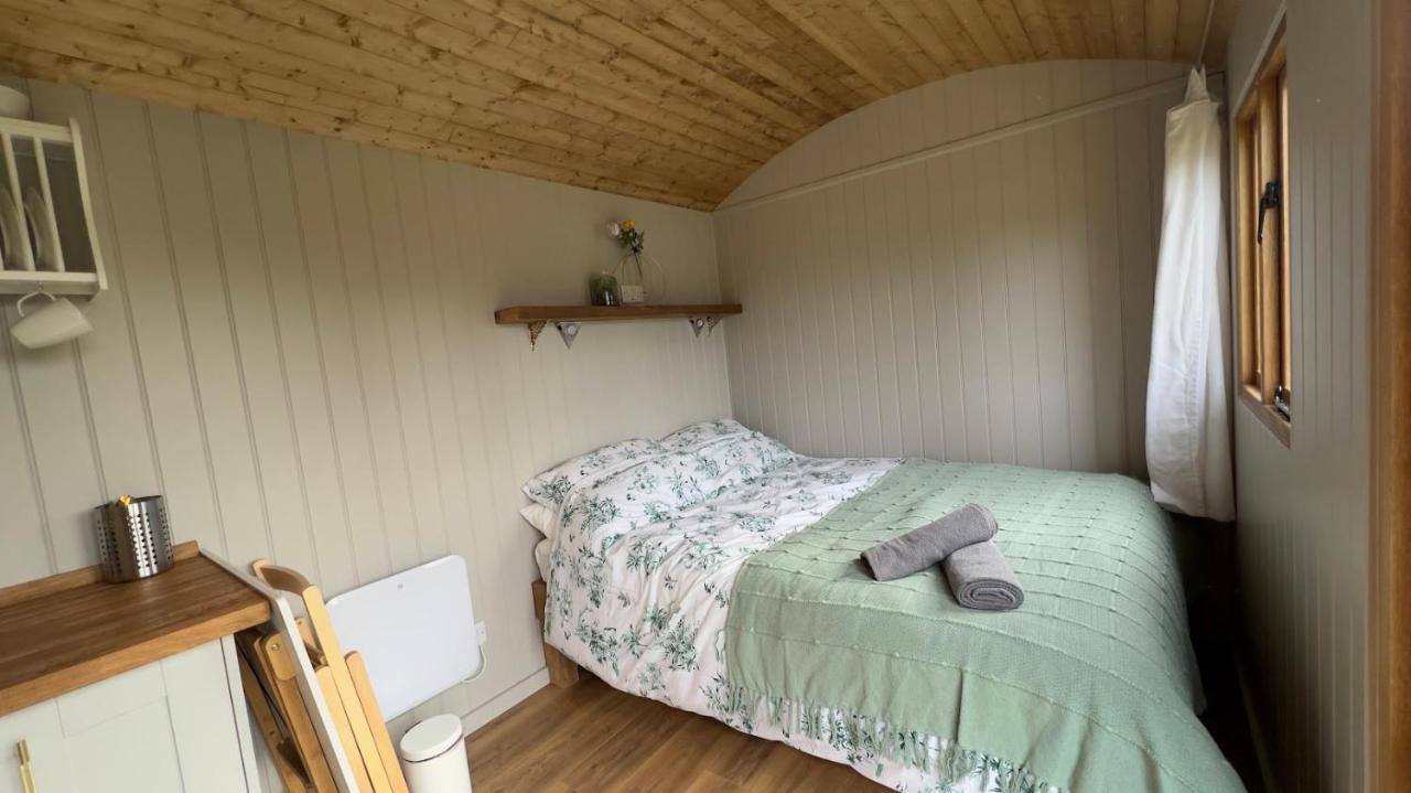 Shepherds Hut At Cedar Gables Lamberhurst エクステリア 写真